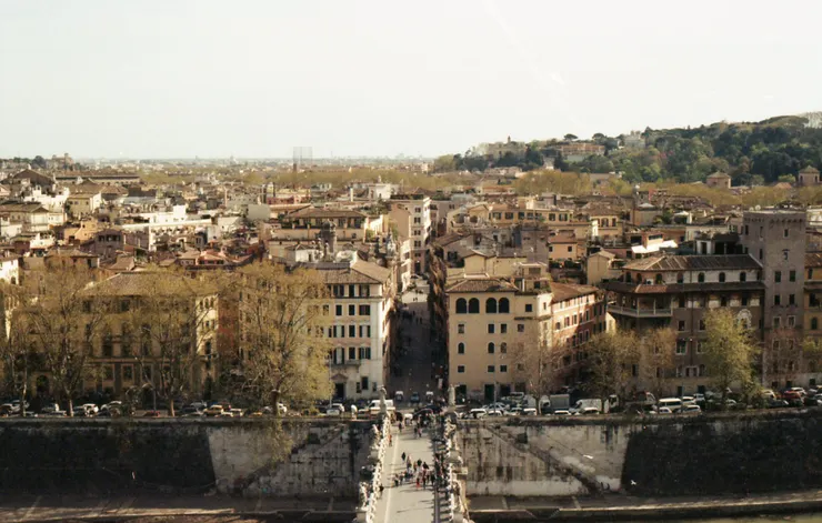 旅行中最喜歡的是登上古蹟的頂樓，從上面望向遠方。