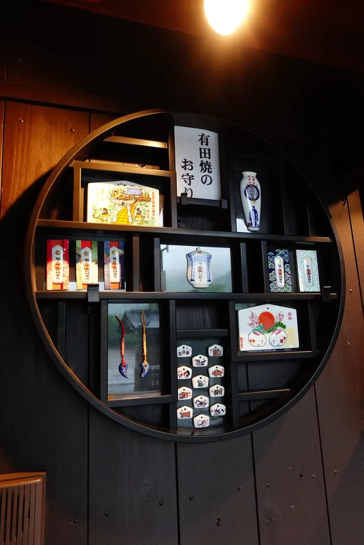 陶山神社的御守販賣部，展示陶瓷製的多款幸運符，非常特別!