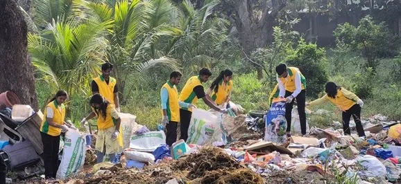 新天地釜山雅各枝派邦加羅爾教會（位於印度）第116期結業生與聖徒，於結業紀念特別志工服務中清理垃圾堆積的當地育幼院周邊環境。
