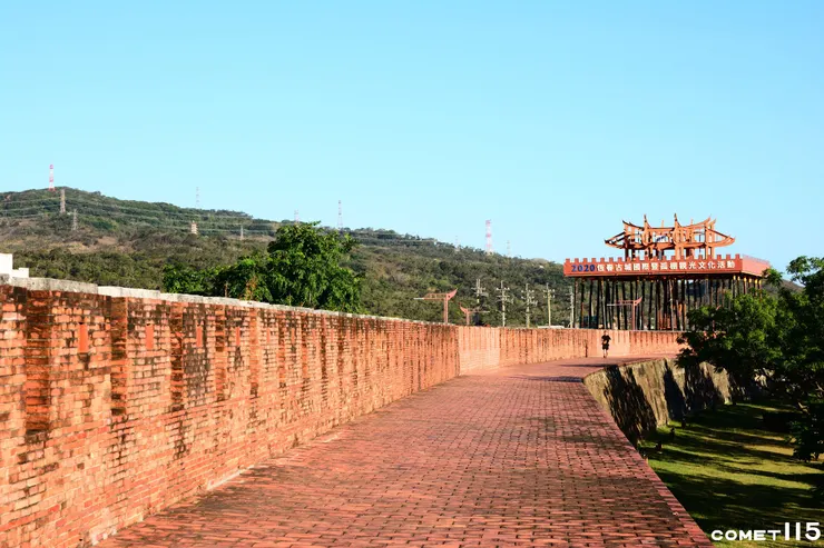 接近東門時可以看見遠方鬼門關時舉辦搶孤的孤棚