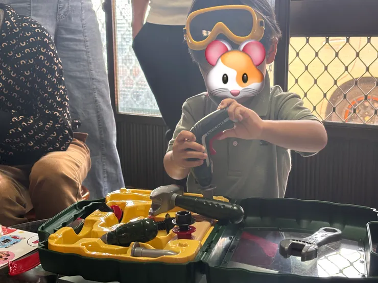 護目鏡也是我買的唷,小朋友一直要戴著捨不得拿下來。他那天穿綠色polo衫到底是什麼巧合😆