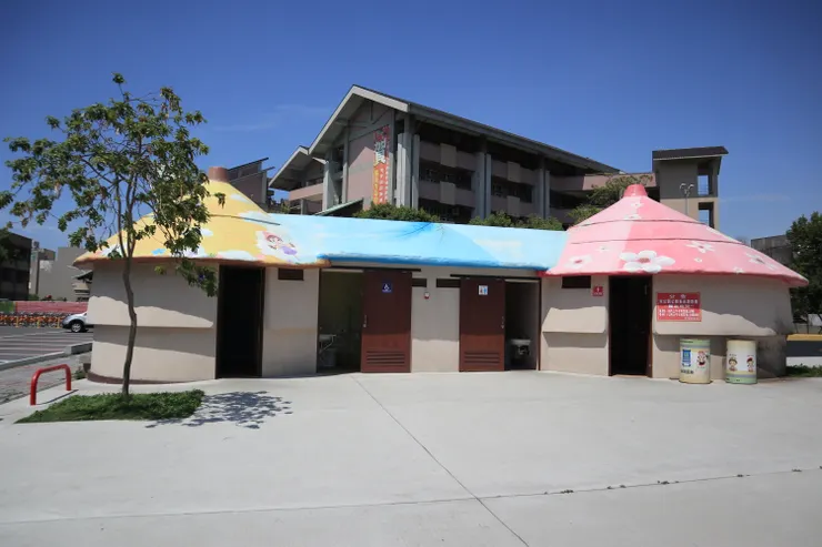 同為穀倉造型的公園廁所