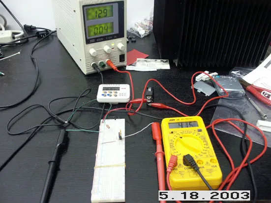 晶體配對工具，由後而前由左而右：DC power supply、碼表、麵包板、三用電表