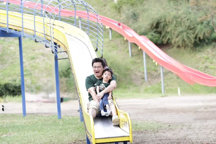 子祐追過幾十座日本滾輪溜滑梯~聽到滾輪的聲音會非常高興。