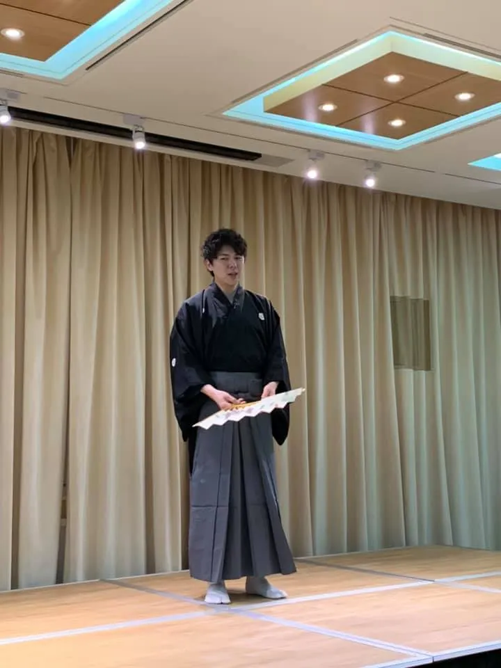 扇子可以是弓箭、筷子，快快發揮你的想像力