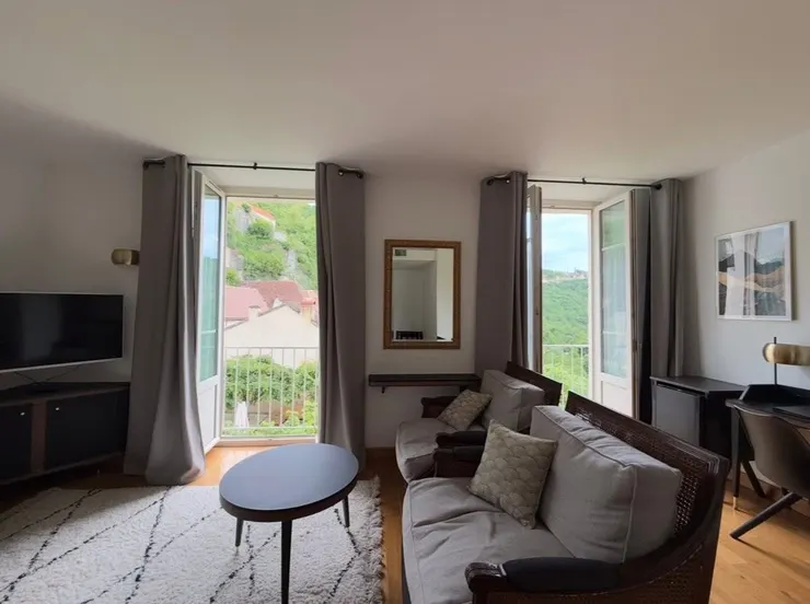 最喜歡站在二扇大落地窗前