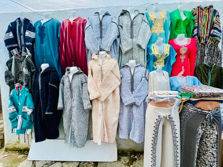 帶有尖帽的長袖長袍叫吉拉巴