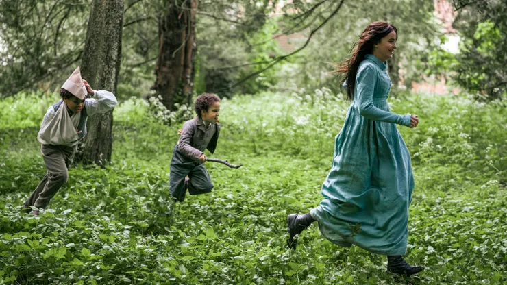 電影中Anne的許多服裝、髮型都不符合攝政時期規範