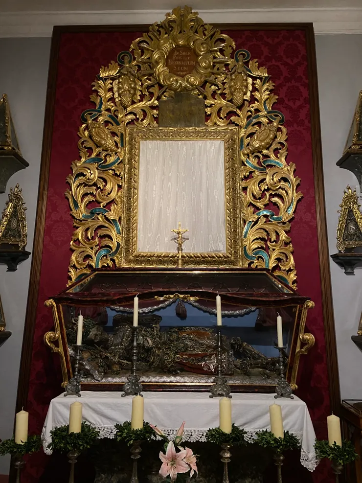 裝飾華麗的木乃伊~~就讓照片的彩度低一點，不要看的太清楚