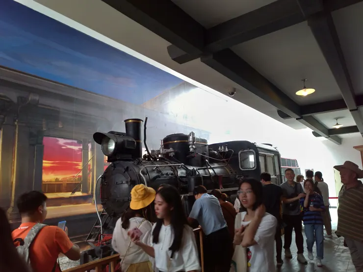 裡面還有一個還原的火車站臺