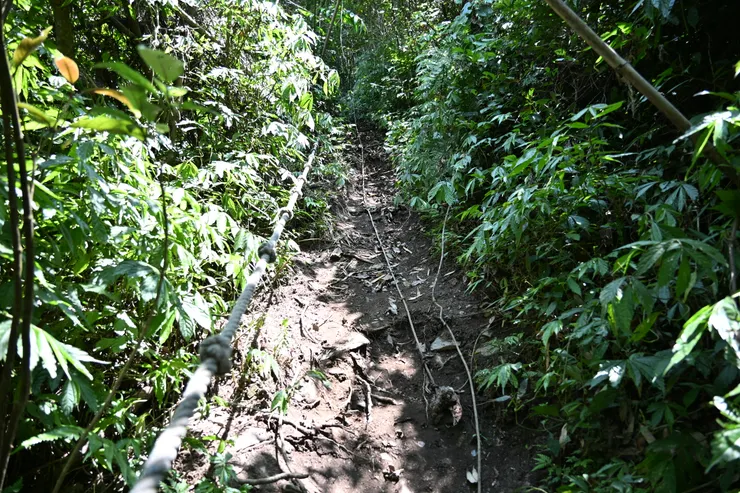 陡峭且極容易滑倒，附近自然抓握點少