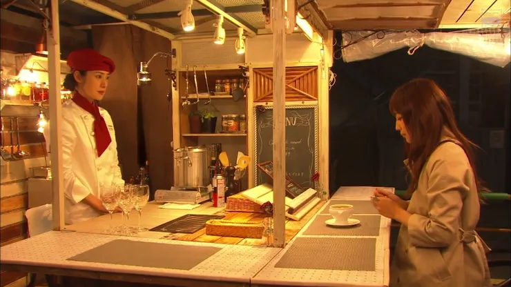 天海祐希 tī《Chef〜三ツ星の給食〜》當中,演一个 chòe 法國料理 ê 總舖師。Tú 開始 ê 時陣,伊因為替餐廳提 tio̍h Michelin 三粒星 ě 榮耀,感覺 ka-kī 真 chhiaⁿ-iāⁿ,soah 去予餐廳頭家陷害辭頭路。尾仔靠 ka-kī 煮食 ê 功夫,替國校仔 ê 囡仔朋友煮中晝頓,mā ka-kī 出外開一間賣法國料理 ê 擔仔,重新 koh-chài 追求 Michelin 三粒星。(フジテレビ,2016)