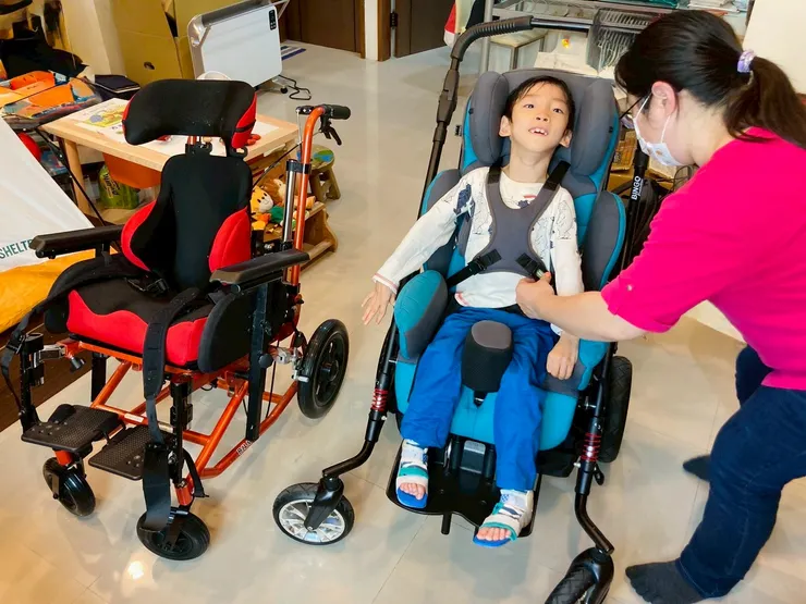 特製輪椅(紅)、特製推車(藍)都是行動不便者的日常輔具，價格也很傷照顧者的荷包。