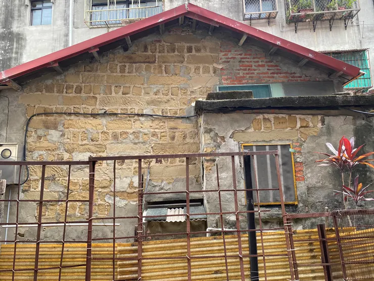 原本的砂岩磚牆，有一半紅磚是後來加蓋的 岩石以縱橫交錯方式堆砌，由磚的橫面，即可推想這道牆有多厚實了