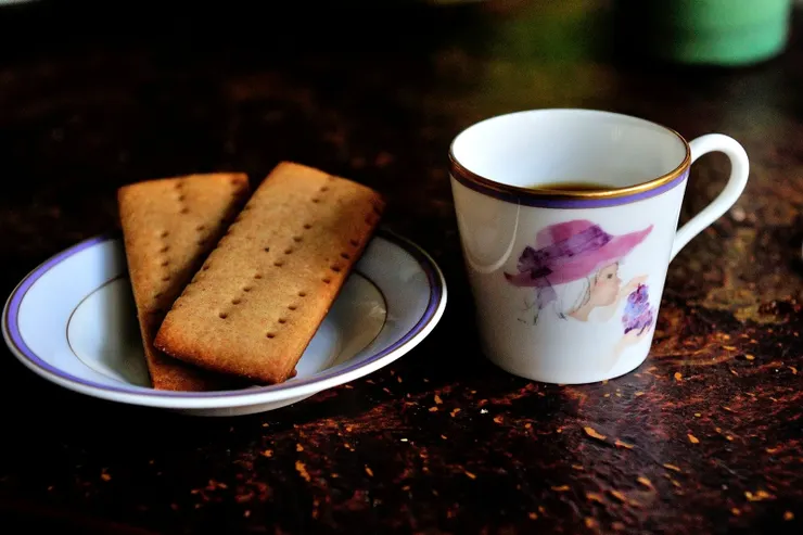 【目視少女右手舉杯慢慢聞香品嚐，十幾年來愉悦相伴無數閒逸晨午！2014/1/18。】