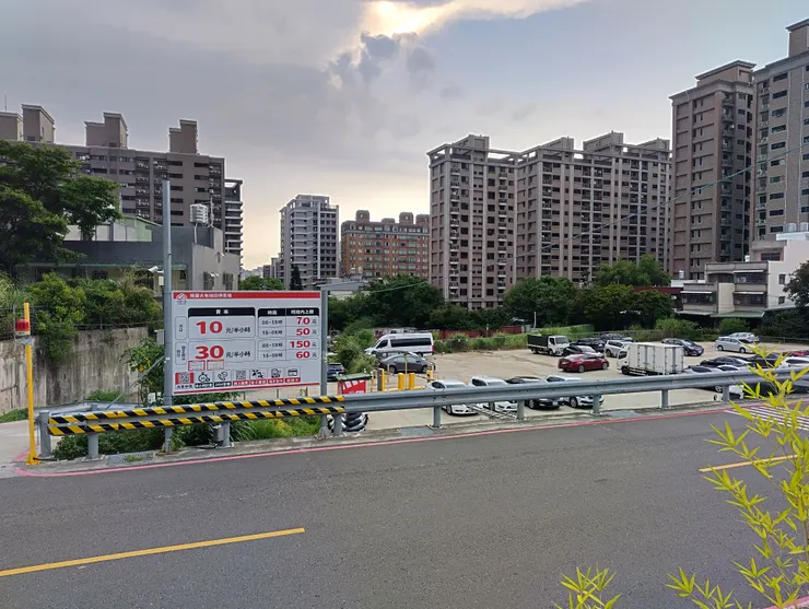 附近真的沒車位再來停這裡,比較貴又要爬坡