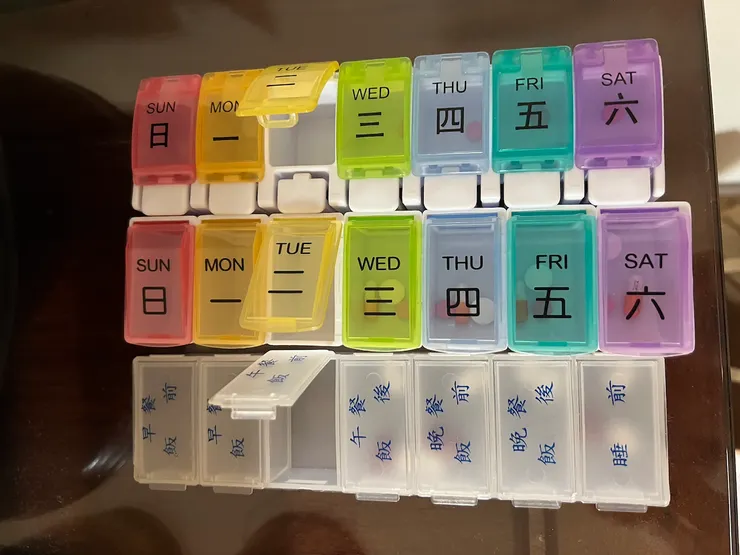 吃過的那格打開，第二天就吃下一格裡的藥