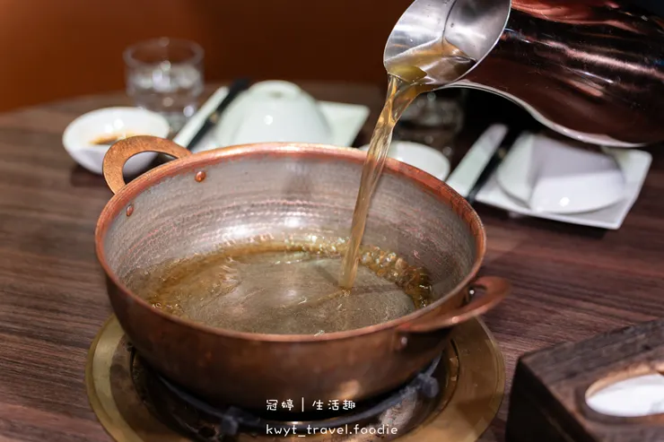 [高雄左營火鍋餐廳]銅花精緻涮涮鍋，火鍋界的LV！整隻龍蝦與A5和牛的奢華約會，專人桌邊服務，左營約會餐廳推薦，附最新菜單