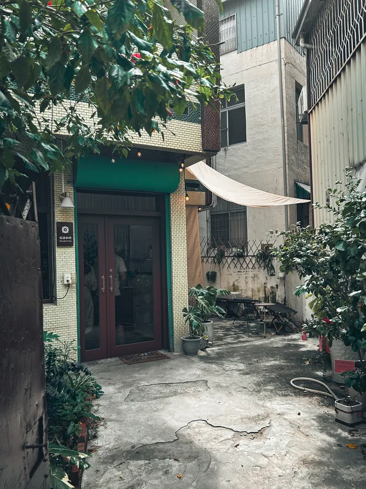 走進大門後，可以看到正門和旁邊的等待區