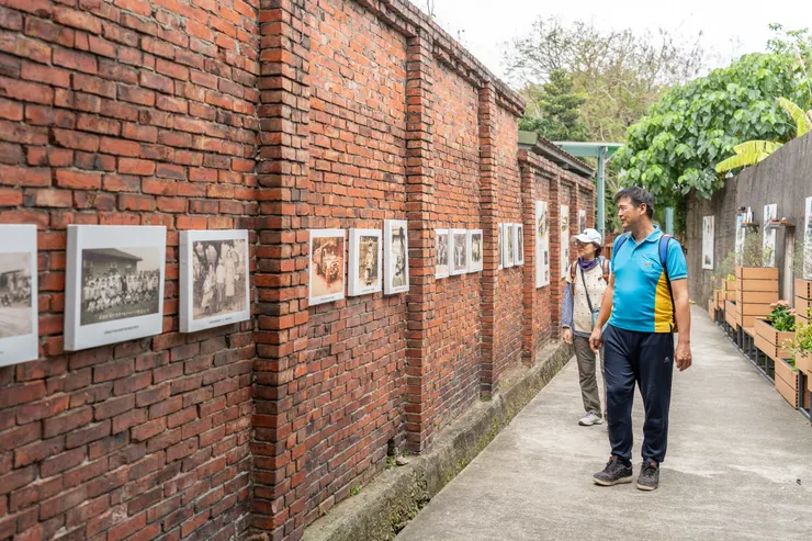 東鶯故事巷裡展示許多日治時期的老照片。