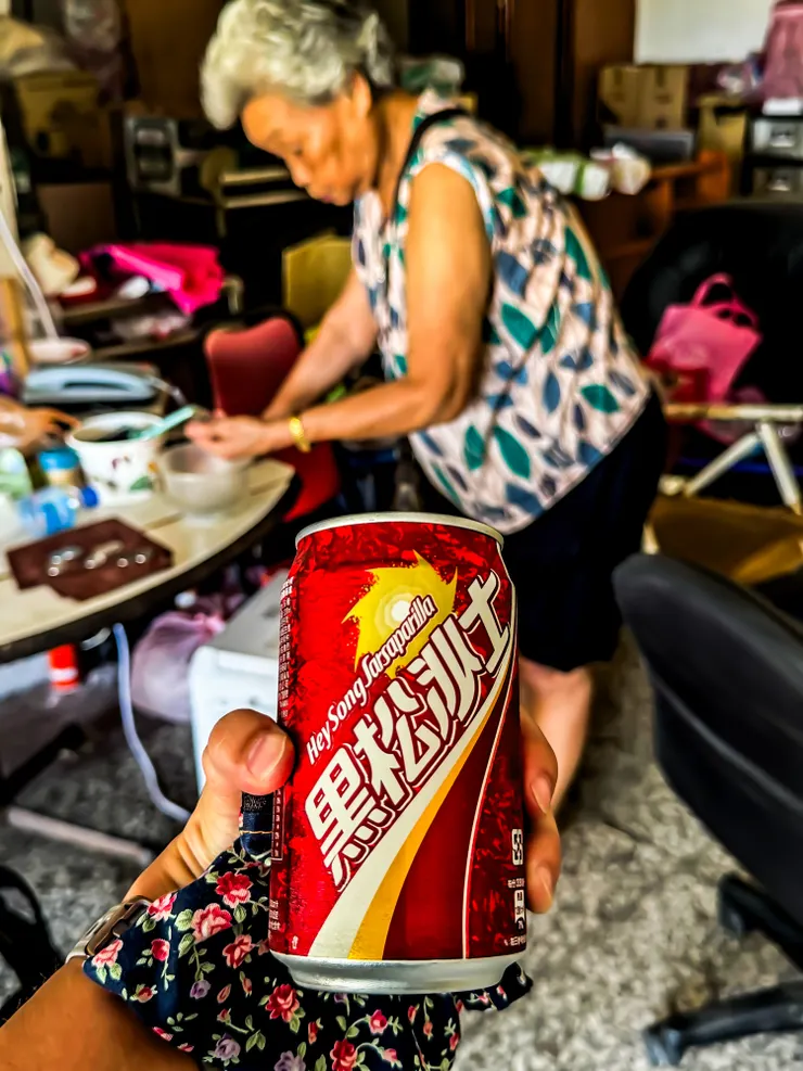 幸好巴士站旁有賣沙士可以消暑～～但阿嬤說現在沒有公車了！（再次哭出乃～～～）