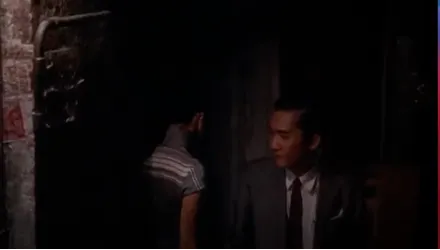 鏡頭呈現蘇走進與周走出被樓梯構造框出來的空間。