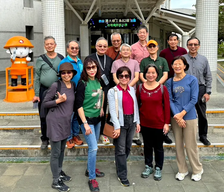 【台電南展館初臨乍見歡迎走馬燈！高起說：「對同學的『優惠』，也就只有這樣了！」進館前，大家合影。】