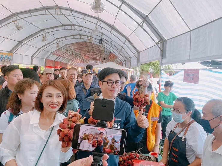 圖/陳其邁率領市府團隊出席蒞臨會場參與大樹年度的盛事