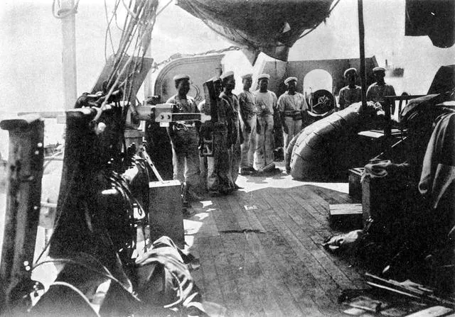 海戰結束後的9月18日，被炸毀的西京丸號甲板上的日軍水兵。 