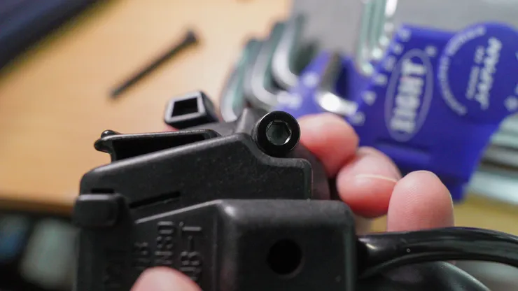 這個螺絲位置在下方其實也看不太到,純粹為了爽度而換