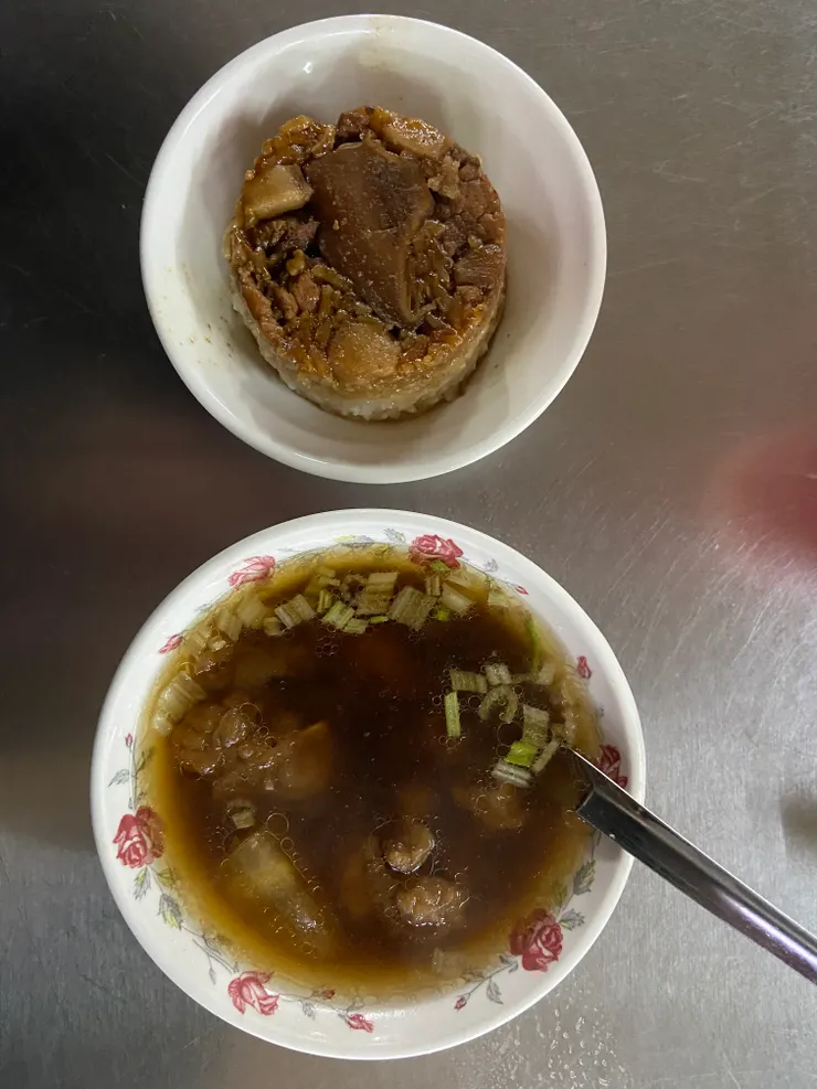 排骨酥湯 +米糕（記得要加甜辣醬）