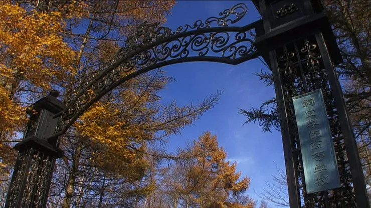 「祠堂學院高等學校」這大門的取景實在太棒了