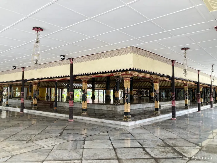 日惹王宮外庭潔淨通透的亭子，也是旅客第一眼驚艷的精緻建築