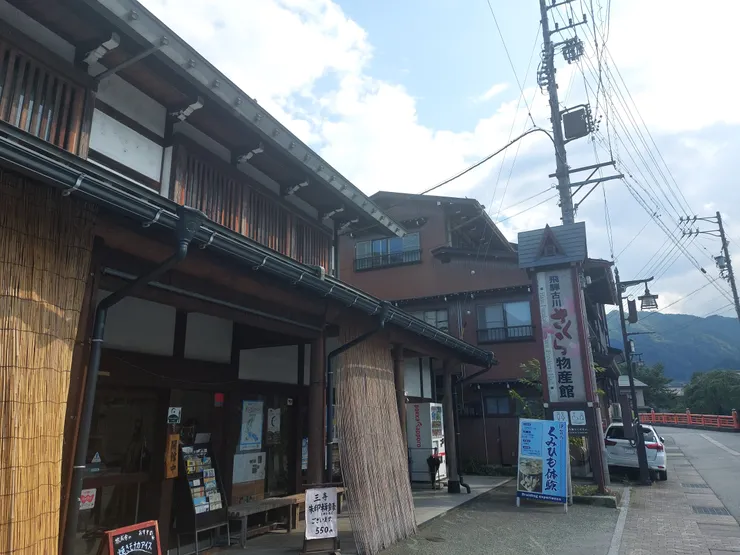 さくら櫻花物産館，門口有各式各樣的裝飾，搭配著可愛的小木屋，就像是偶然發現的魔法雜貨店，迫不急待地想進去探索一番~