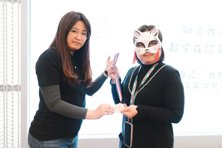 圍爐宴上，小若(右)獲頒「就業之星」。