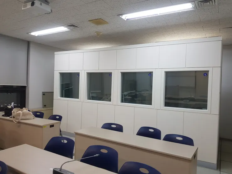 教室內的同步口譯箱