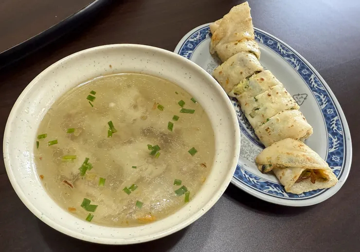 民宿附的早餐，有一碗餛飩跟一份蛋餅