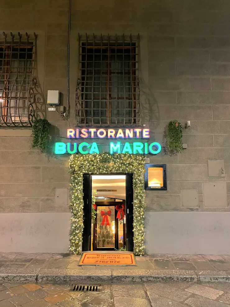 通往美食的門口，遠遠看起來不是很起眼