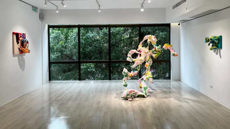 三樓落地窗外是綠蔭青蔥的行道樹