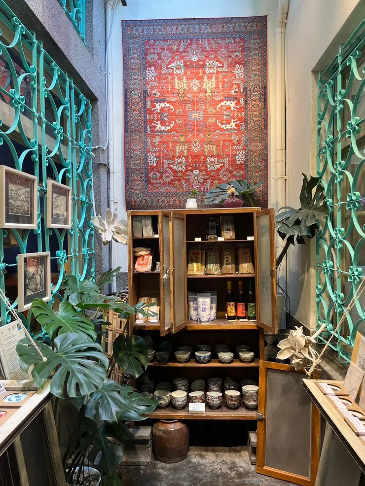 店內寄售多種文創商品、食品等