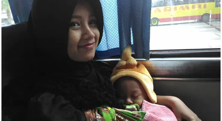 車上的媽媽和小嬰兒...