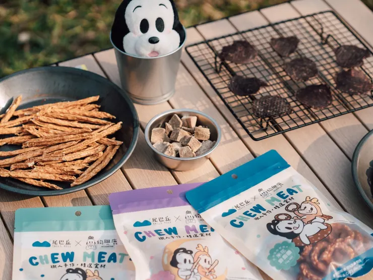圖說：尾巴丘聯名狗與鹿寵物零食系列，堅持嚴選天然食材，力求保留原始風味與完整營養。（資料來源：尾巴丘毛孩選物）