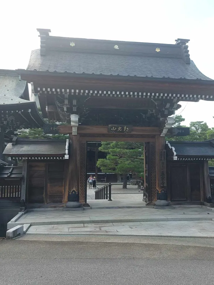 真宗寺正殿門口