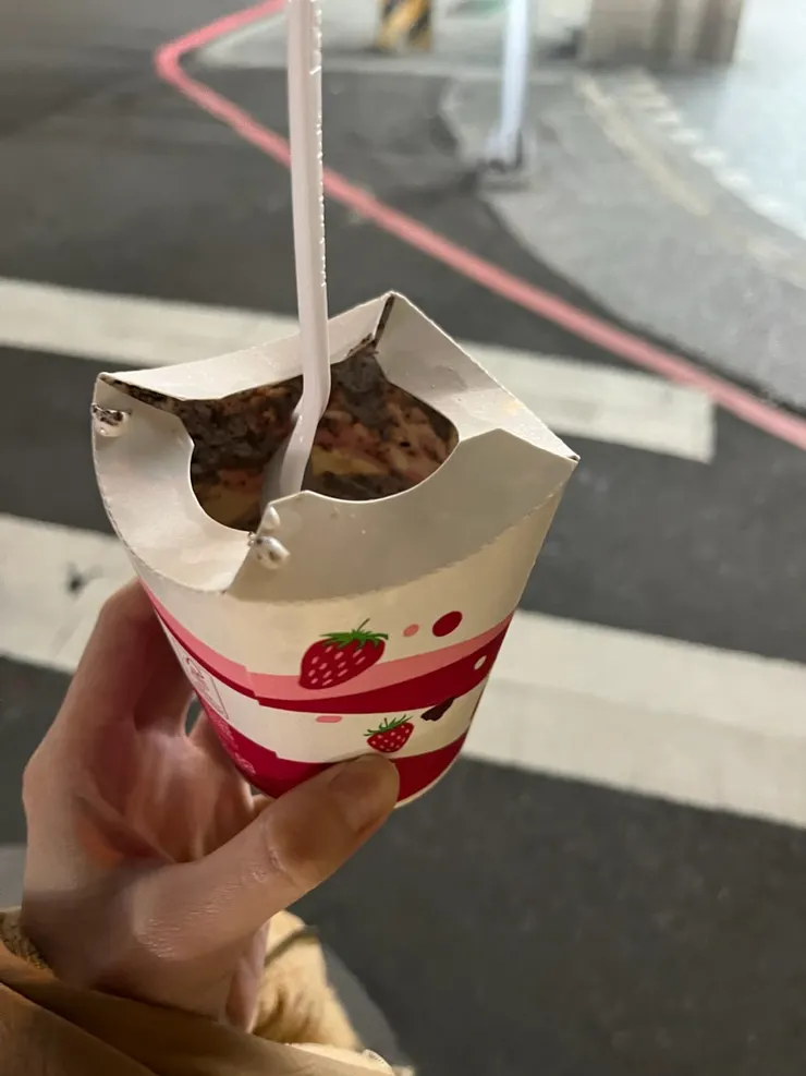 唯一有拍到的是這個，新口味草莓冰炫風。