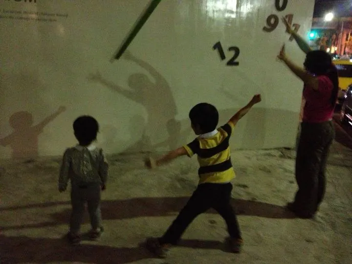 吃完水餃後,在路邊隨意玩的影子遊戲