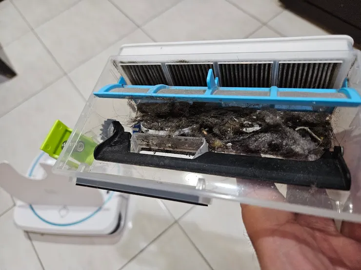 垃圾很好倒,也不會塵土飛揚,不過看看那濾網,效果超好的欸= =