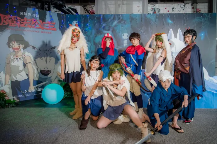 《魔法公主》夜光首映會吸引許多鐵粉扮裝片中角色熱情應援。（圖／甲上娛樂提供）