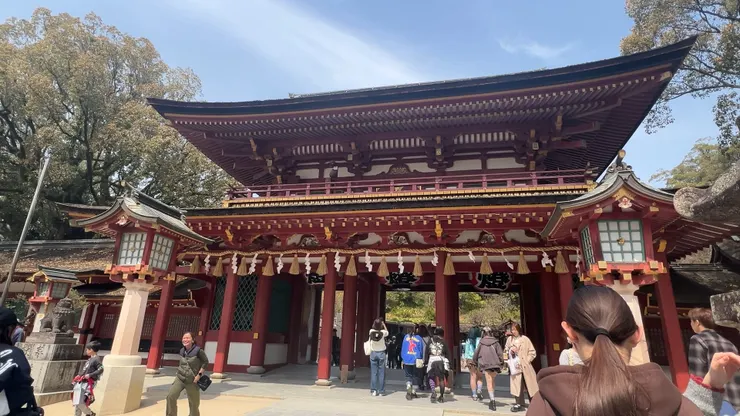 太宰府天滿宮象徵性的紅色鮮豔樓門