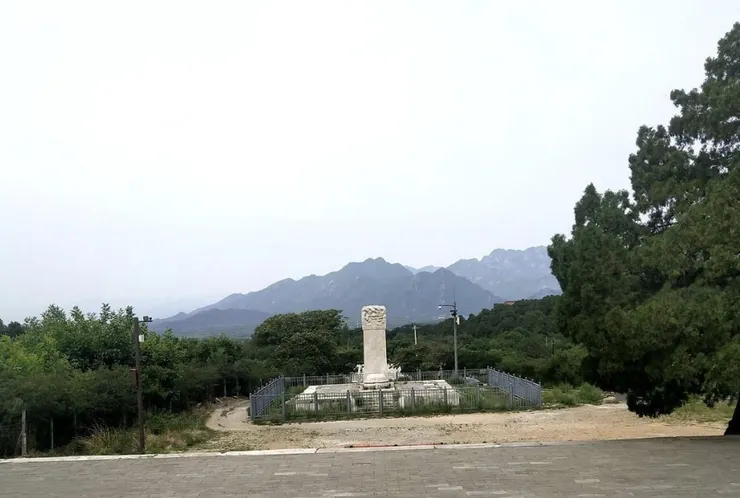 站在門前，正看明堂和朝山——鳳凰山