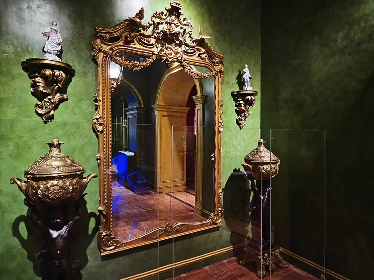 可以在出口這邊的可愛鏡子自拍一張~